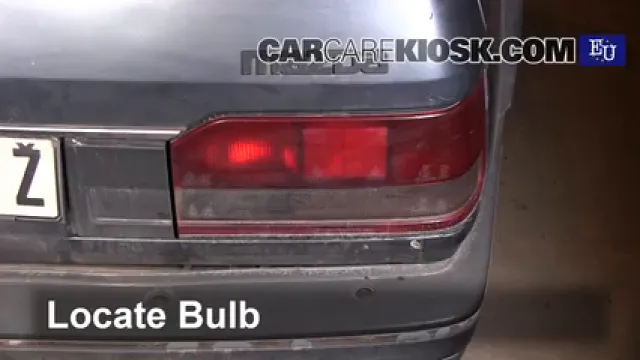 1989 Mazda 323 GLX 1.7L 4 Cyl. Diesel Éclairage Feu antibrouillard (remplacer l'ampoule)